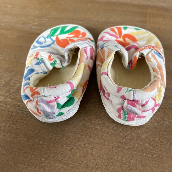 🎀  5 for $30 GAP Baby Tennis Shoes Flower Print 12-18M - Picture 3 of 4